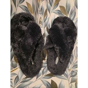 Soda Black Fuzzy Crossband Slippers Women's Size 6 Plush Comfort